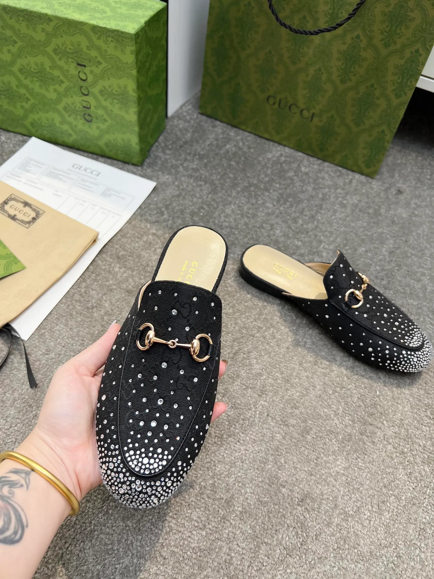 👟👟Ex-factory price 380👟👟 Genuine leather sole +50 Original quality guccisummer's latest limited edition slippers, top quality, purchased genuine development original special hot diamond process classic double G presbyopic inner sheepskin with Italian original board material and craftsmanship are the same as the original! Code number: 35-42,